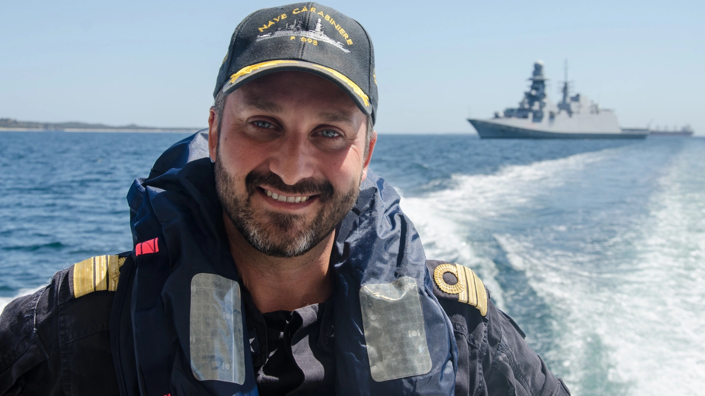 Francesco Pagnotta, 42 anni da Chianciano Terme, capitano di fregata, comanda la Nave Carabiniere