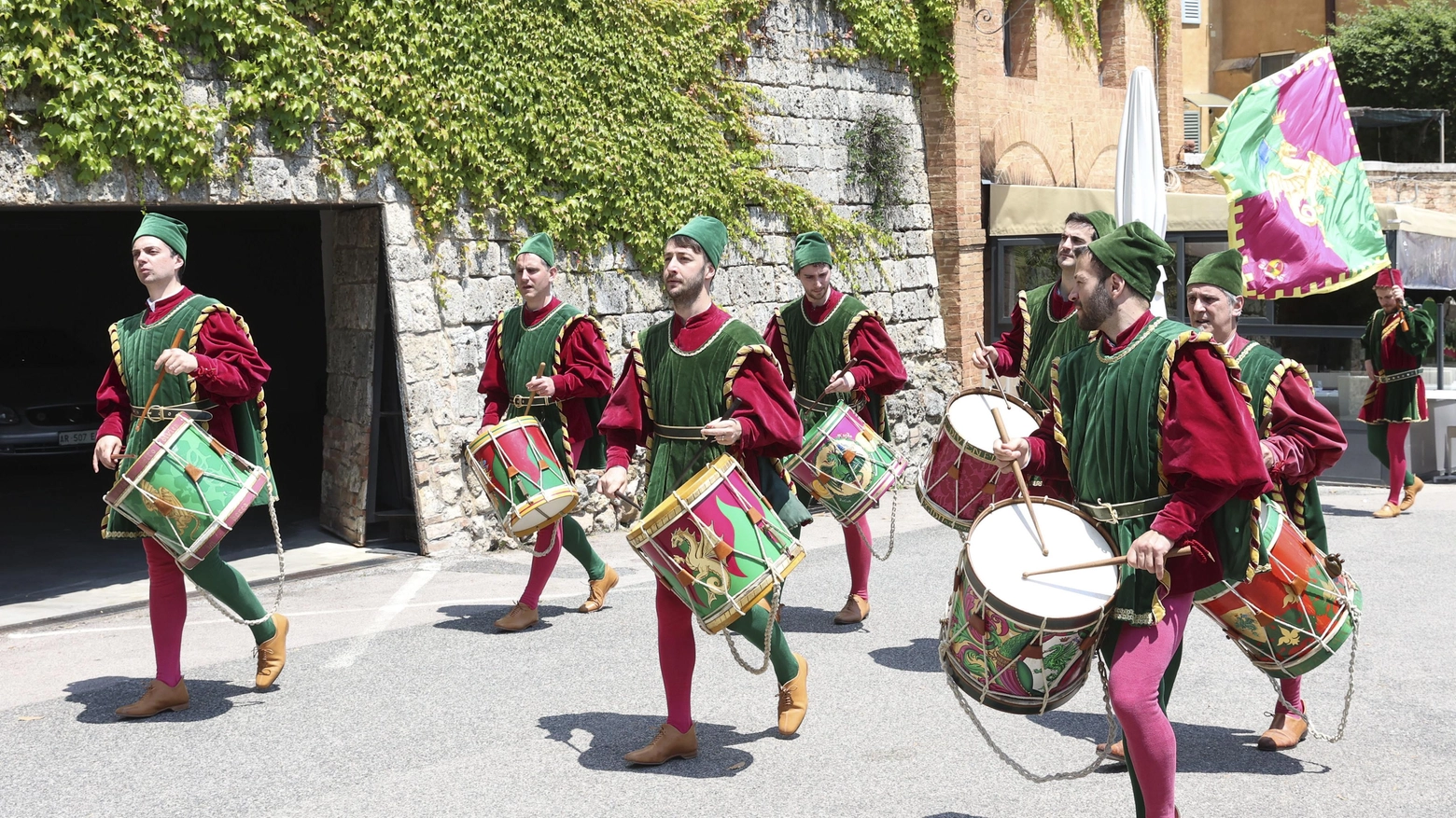 La festa del Drago non si ferma  Ieri il giro in città, da domani  le serate ’Nel paradiso dei Voltoni’