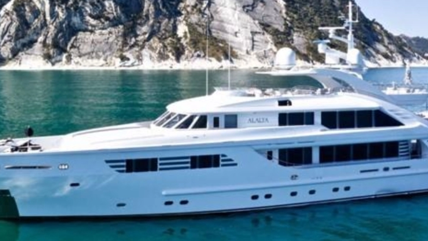 Alalya, lo yacht di 47 metri, finito sotto sequestro a Salerno
