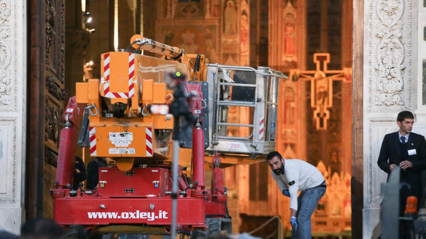 Turista morto, nella basilica di Santa Croce entra una gru per le verifiche