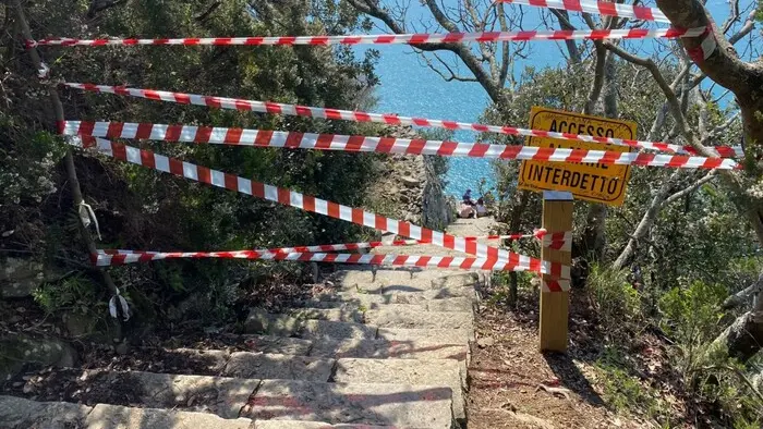 La frana alla scalinata di Monesteroli (Foto Ansa) La frana alla scalinata di Monesteroli (Foto Ansa)