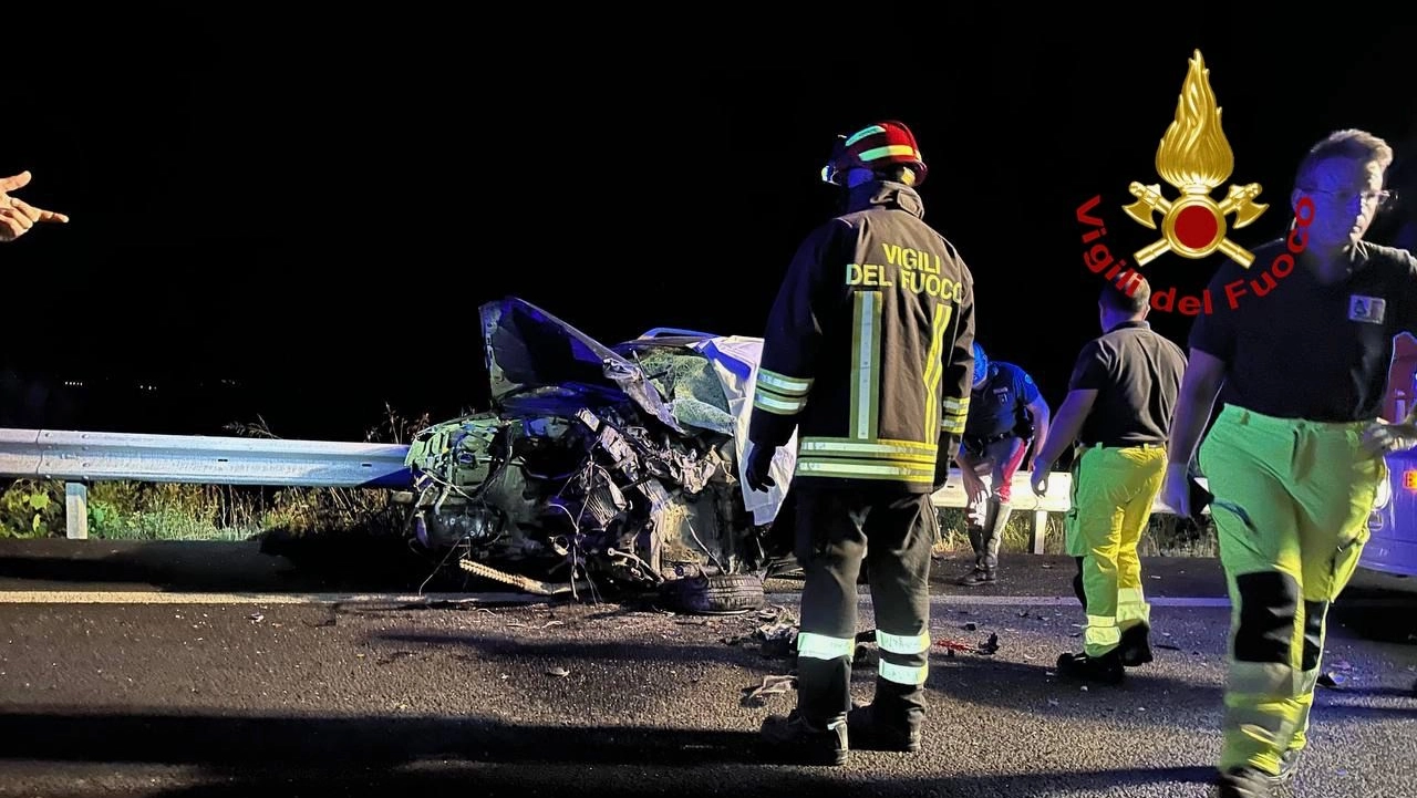 L'impressionante immagine dell'auto distrutta