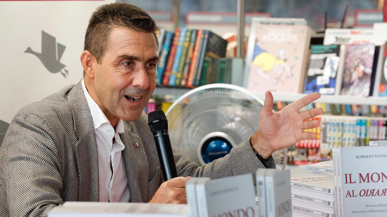 "Il mondo al contrario". Il generale Vannacci presenta il suo libro