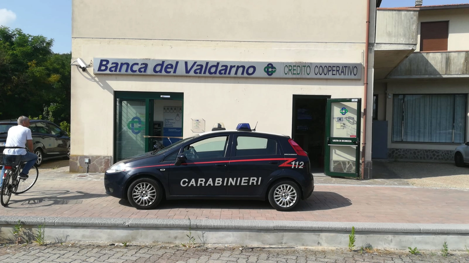 I Carabinieri davanti alla filiale della Banca del Valdarno