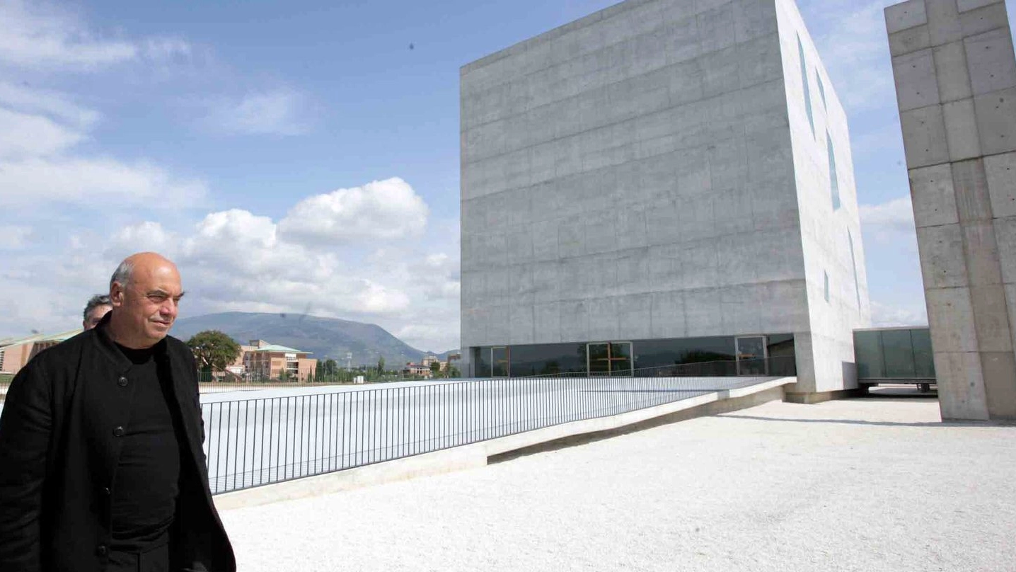 L’architetto Massimiliano Fuksas davanti alla chiesa da lui progettata a Foligno