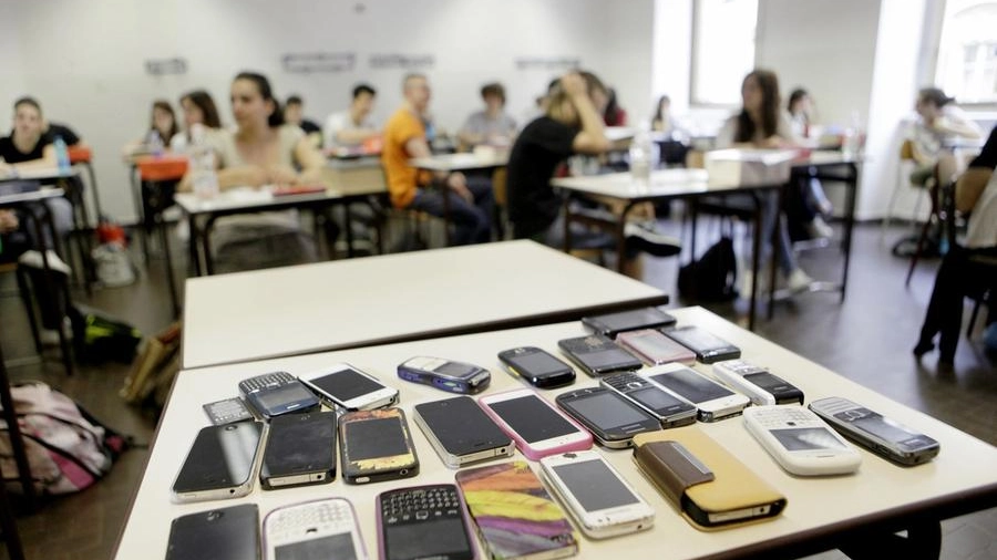 Telefonini e smartphone a scuola