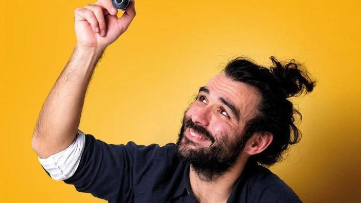 "Attratti" E così le linee diventano storie "Attratti" E così le linee diventano storie