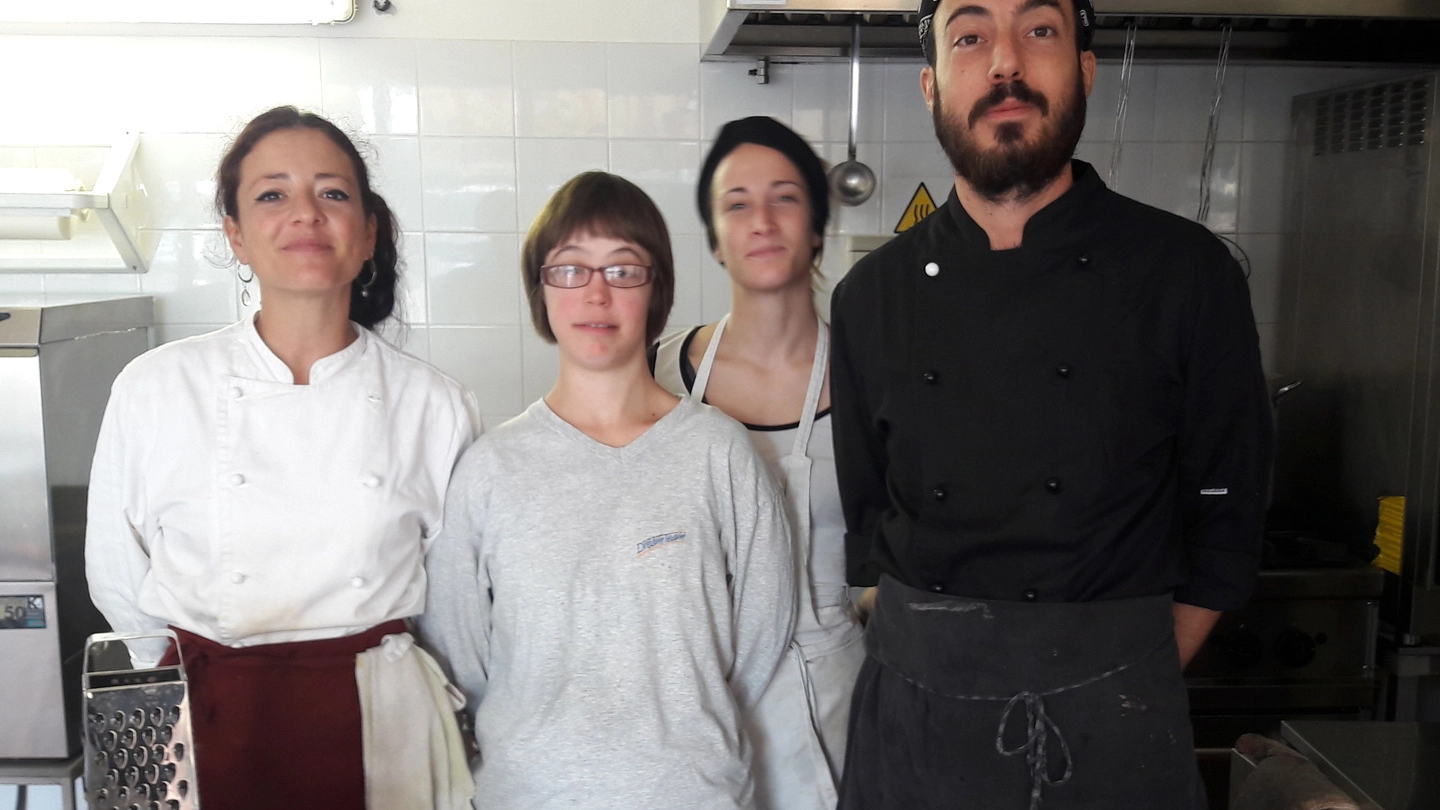Claudia, al centro, con Martina, Maria Luna e Lorenzo nella cucina di «Ticucinobio»
