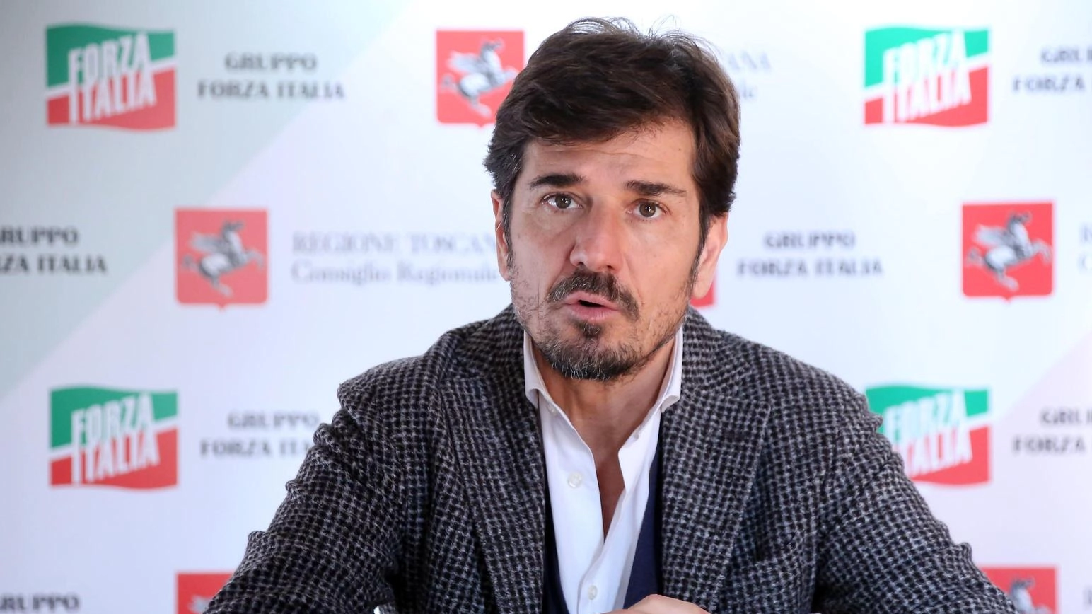 Forza Italia punta a chiudere l'anno con 5mila tesserati e si prepara alla sfida delle amministrative. Il coordinatore toscano azzurro, Marco Stella, annuncia che, grazie a iniziative come le cene di Natale, si arriverà a 5mila iscritti. Si parla anche di congressi provinciali e comunali e della possibile candidatura di Eike Schmidt a Firenze.
