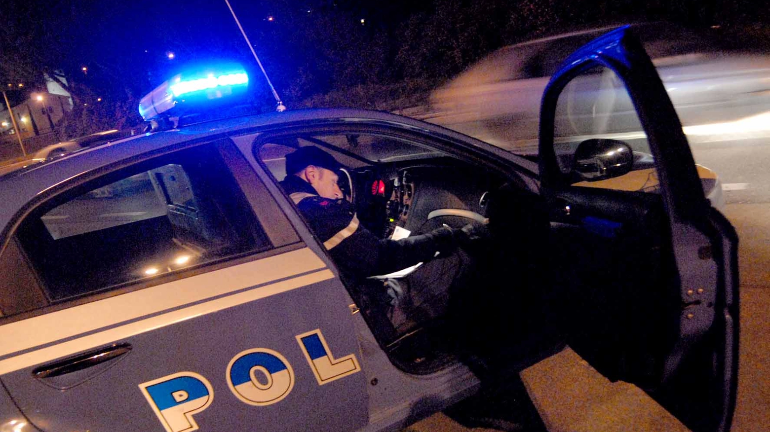 Uno degli agenti intervenuti è rimasto ferito Uno degli agenti intervenuti è rimasto ferito
