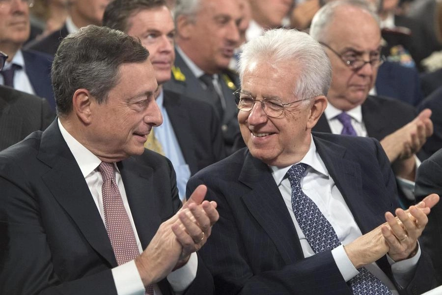 Mario Draghi e Mario Monti in una foto de 2017 (Ansa)