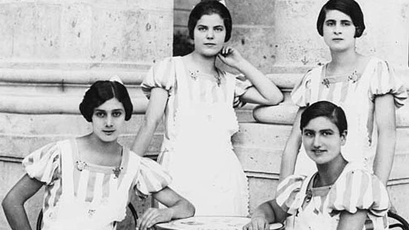 In una vecchia foto, un gruppo di mescitrici al Tettuccio di Montecatini