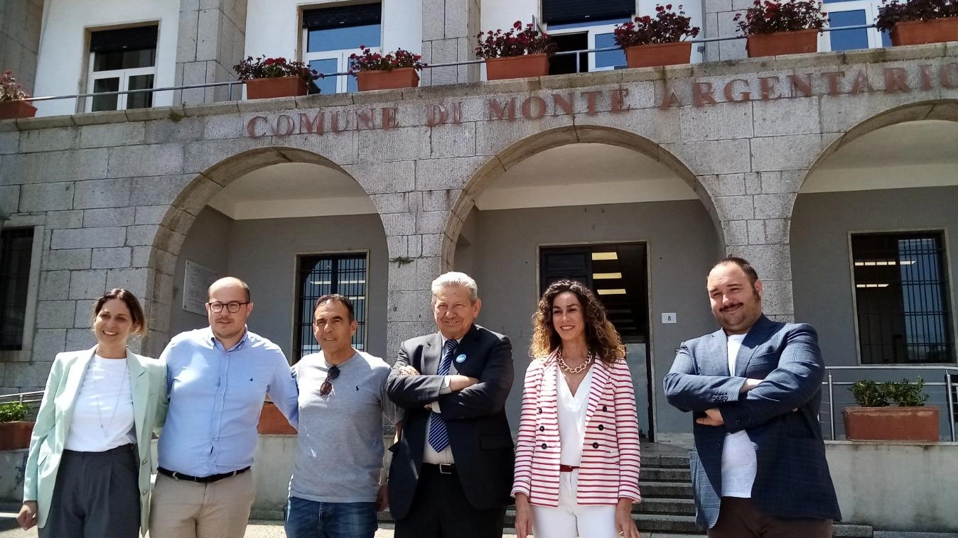 Presentato il nuovo esecutivo Pronta la squadra di Arturo Cerulli Due donne tra i cinque assessori Presentato il nuovo esecutivo Pronta la squadra di Arturo Cerulli Due donne tra i cinque assessori