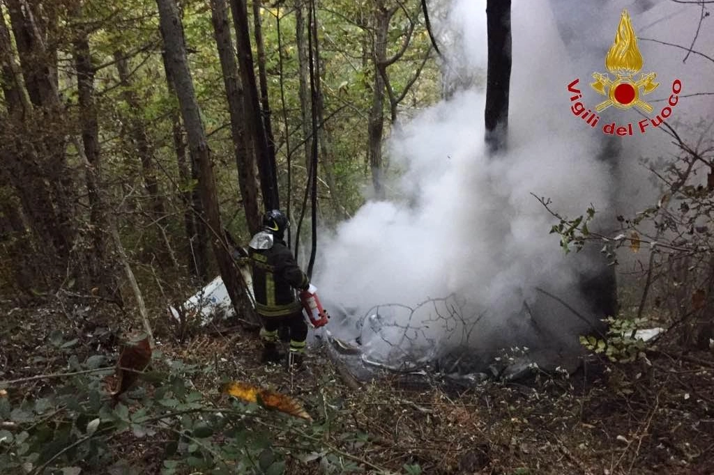 I vigili del fuoco intervengono sull'aereo caduto e in fiamme: due morti
