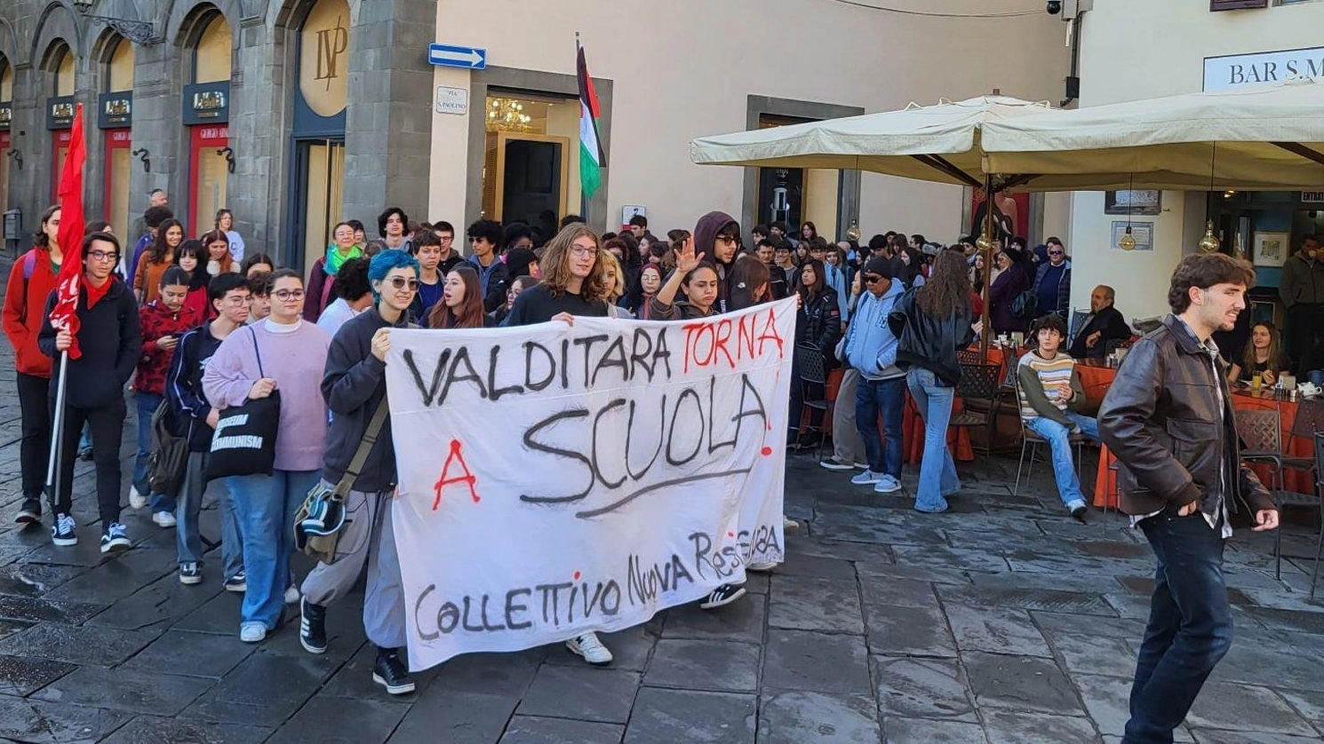 Protesta il Collettivo studenti “Vergogna, 6 anni nei container“ Protesta il Collettivo studenti “Vergogna, 6 anni nei container“
