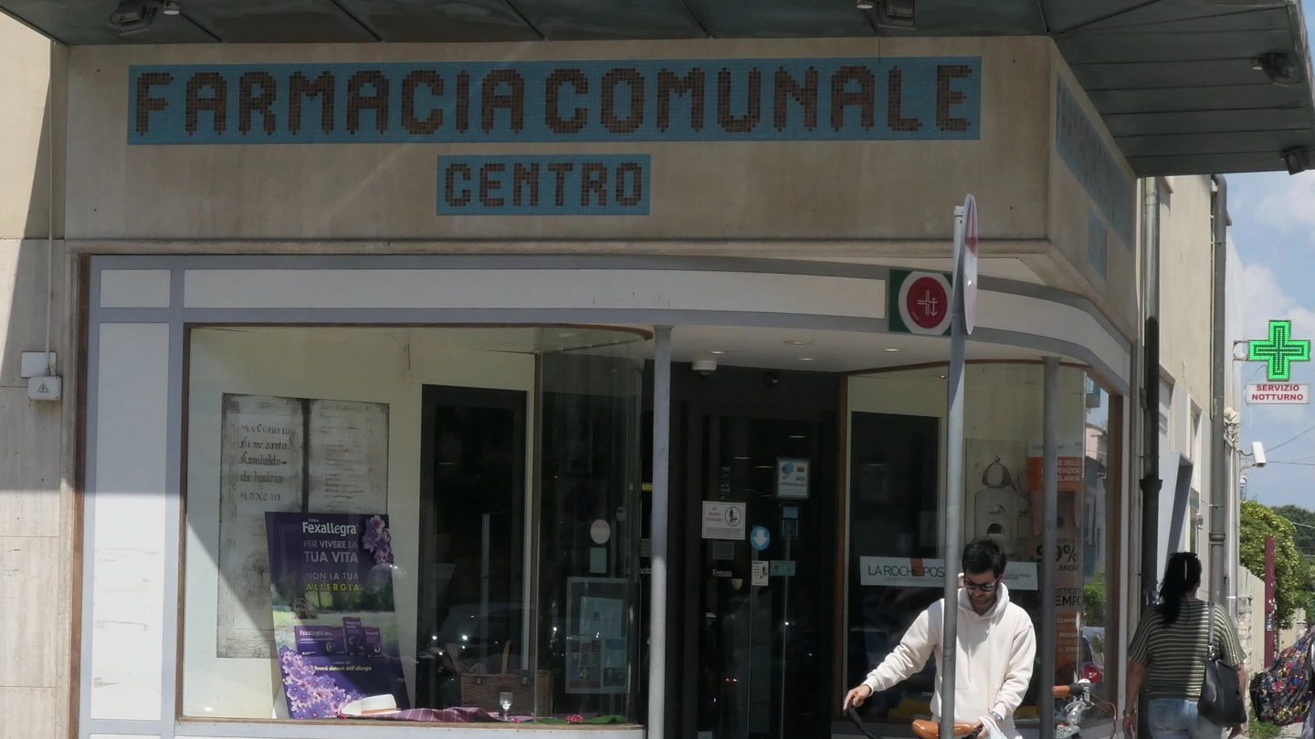 Un farmacista della Comunale di via Mazzini è stato aggredito senza motivo