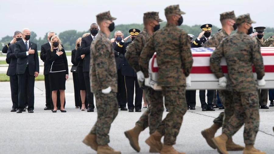 Biden e la moglie Jill omaggiano le salme dei marines