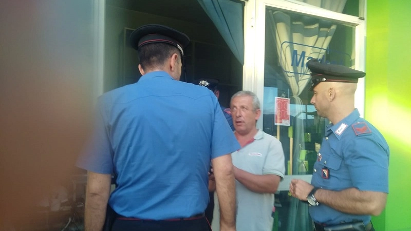 Il titolare del distributore parla con i carabinieri
