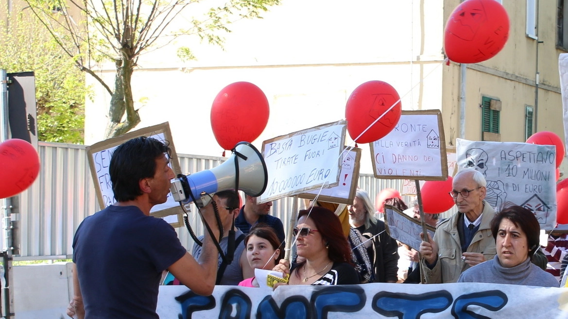 Una manifestazione a Sant’Ermete per le case (foto Valtriani)