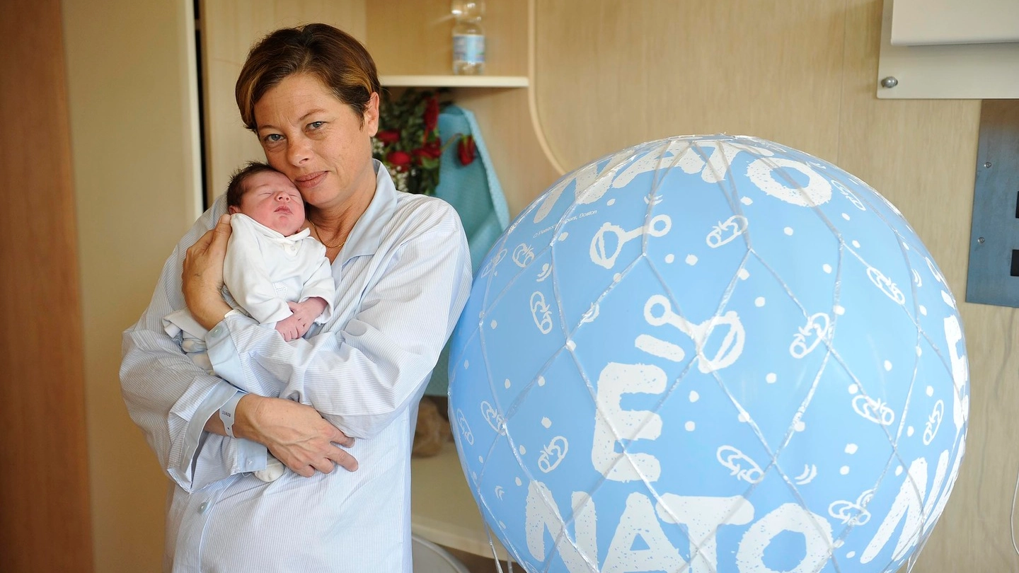 Matteo è il primo nato a Livorno; è in braccio a mamma Serena (foto Novi)
