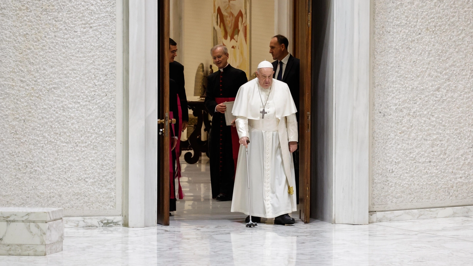 Il Pontefice in Aula Paolo VI si rivolge ai fedeli: “Con questa influenza la voce non è bella”. Martedì i medici gli hanno consigliato di annullare il viaggio a Dubai per il summit sul clima