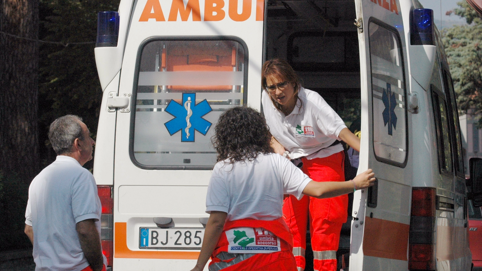 I soccorsi dell'ambulanza (Foto di repertorio Crocchioni)