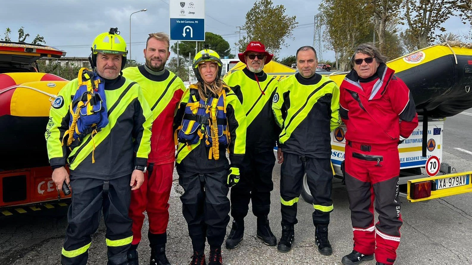 Da bagnini a volontari: "La nostra è una missione". Per tredici ore a spalare il fango a Campi Bisenzio Da bagnini a volontari: "La nostra è una missione". Per tredici ore a spalare il fango a Campi Bisenzio