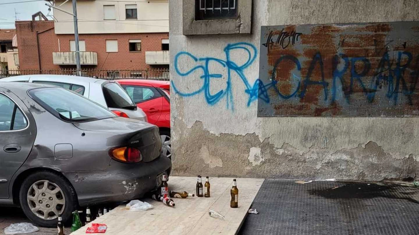 Bottiglie abbandonate e sporcizia in una zona intorno alla stazione centrale Bottiglie abbandonate e sporcizia in una zona intorno alla stazione centrale