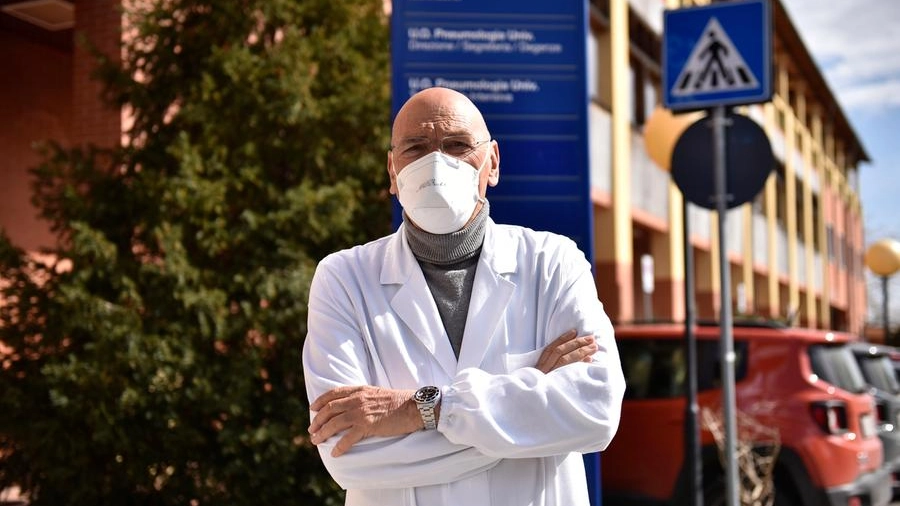 Il Prof.Menichetti davanti al Edificio 13A delle Malattie Infettive (foto Valtriani)