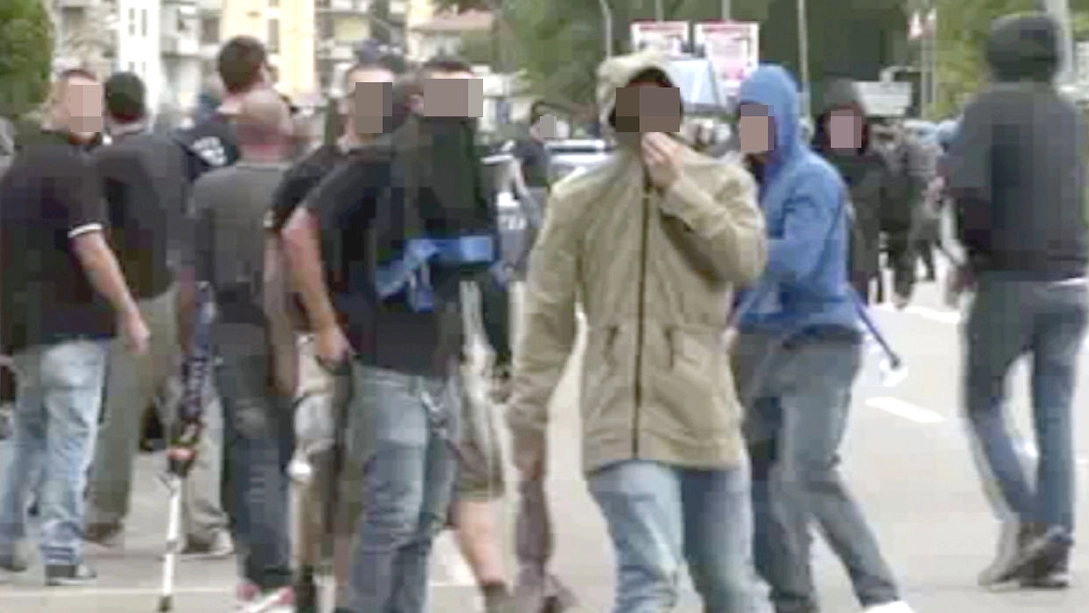 Screenshot dal video dei tafferugli tra tifosi del Pisa e Polizia sulla Toscoromagnola