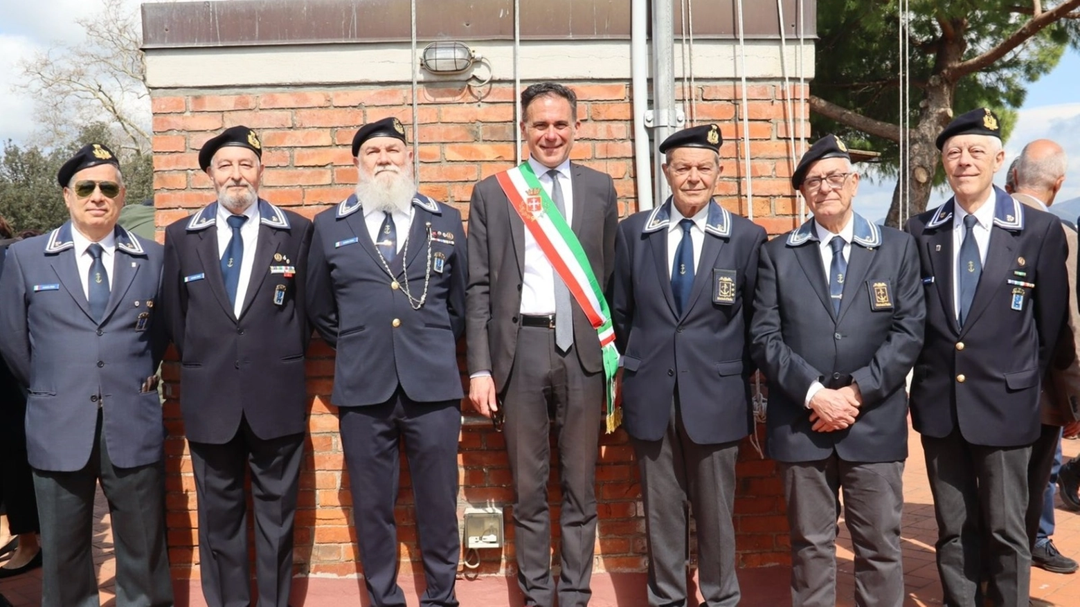 Il sindaco di Pisa Michele Conti con i Marinai d'Italia