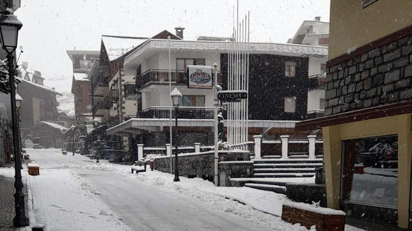 La neve caduta a Cervinia nelle scorse ore (Ansa)