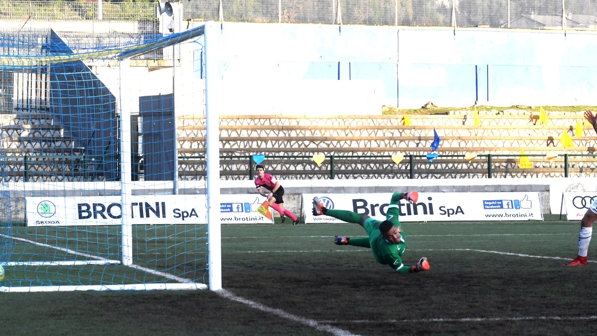 Carrarese-Pistoiese, il gol di Tavano (foto Delia)