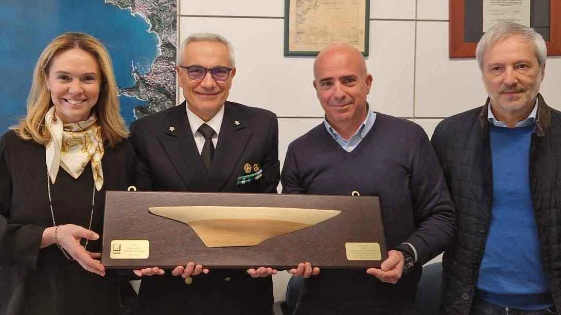 Viaggio nella nostra storia Il Cisita dona alla Marina riproduzione del ’Candida’ Viaggio nella nostra storia Il Cisita dona alla Marina riproduzione del ’Candida’