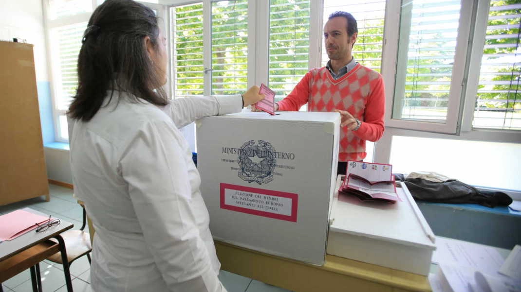 Un seggio in cui si vota (foto d'archivio)