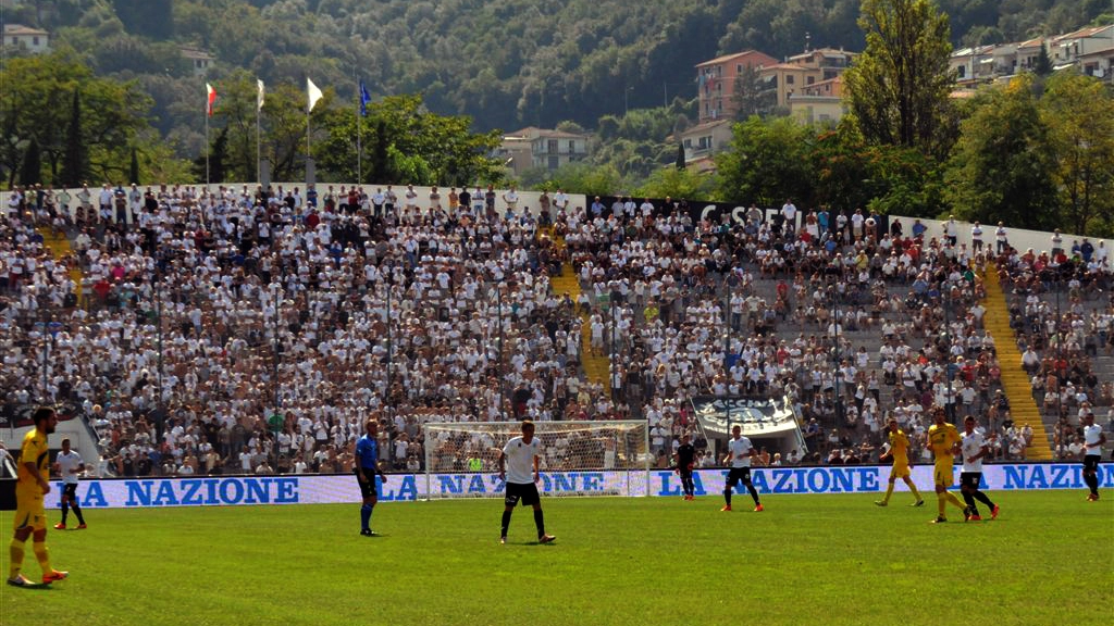 Il cartellone de 'La Nazione' allo stadio della Spezia