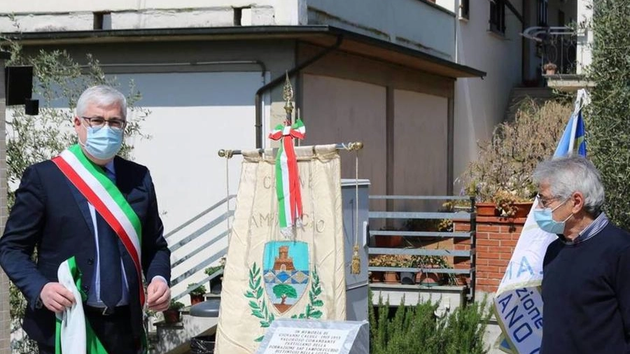 Il sindaco Alessio Torrigiani con Libertario Calugi nel momento dell’inaugurazione