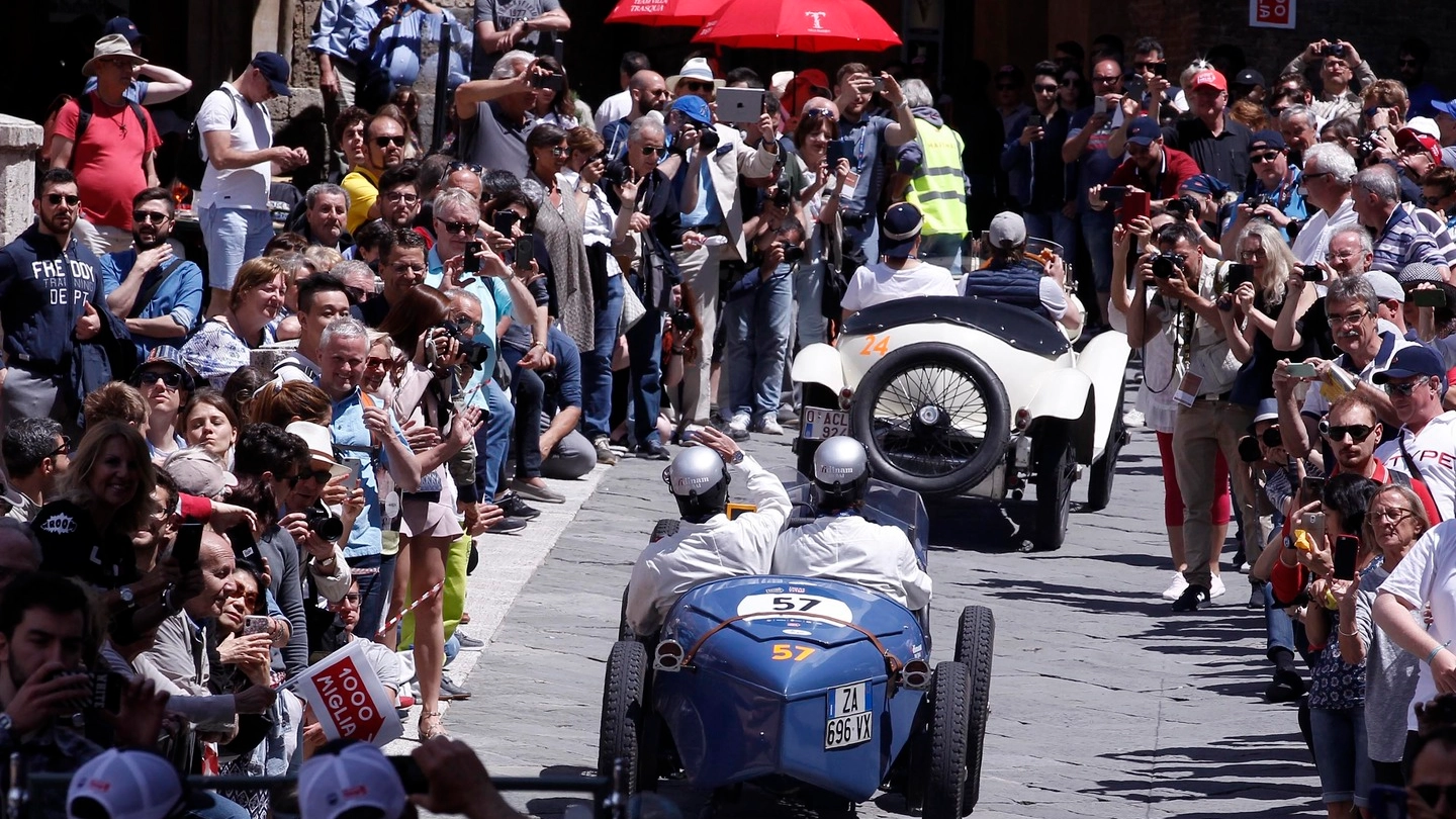 La storica corsa vede tantissime auto d'epoca attraversare strade entrate nel mito della competizione
