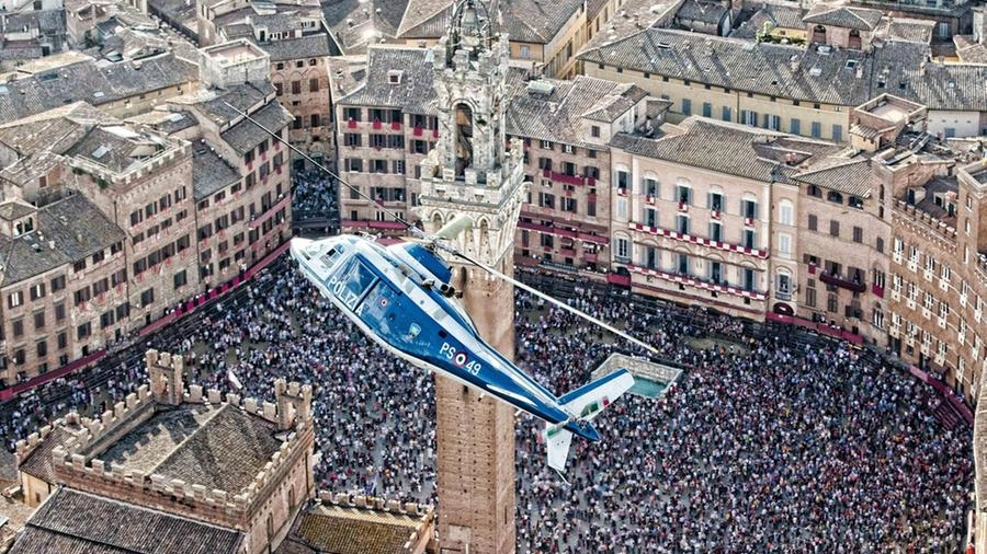 L'elicottero della polizia sorvola Siena durante il Palio 