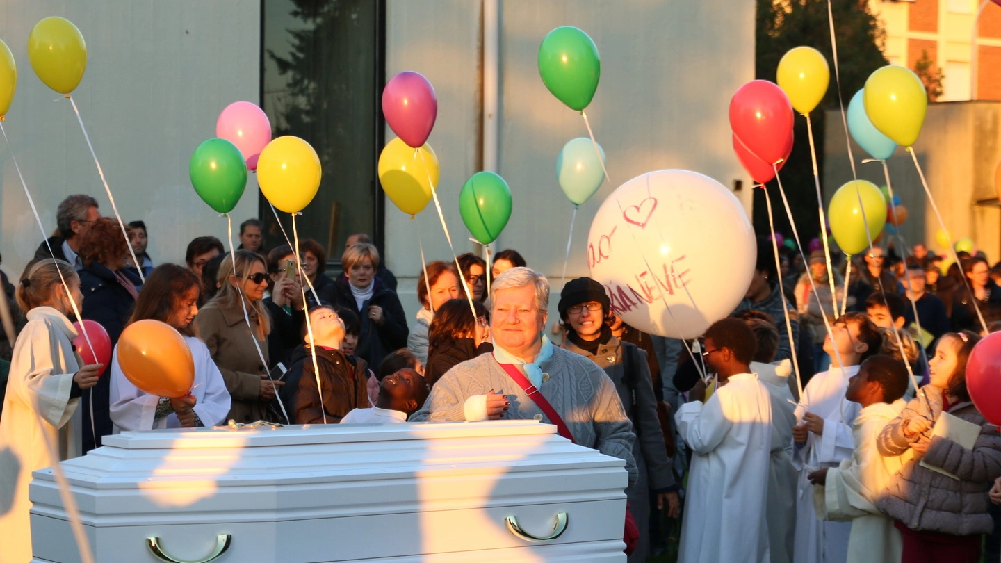 La bara bianca e i palloncini al funerale della piccola morta nel 2016 (foto Valtriani)