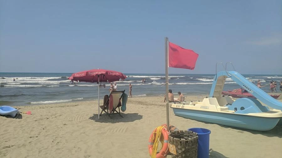 Mare mosso e bandiera rossa a Lido di Camaiore