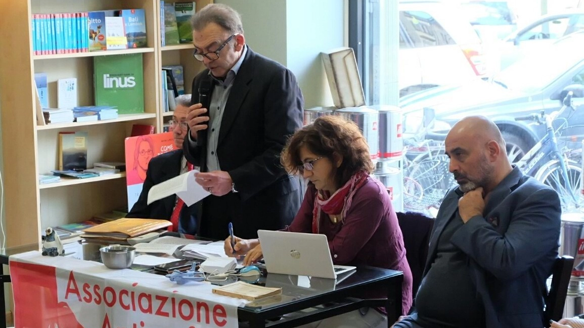 Mario Ciancarella ha ricostruito la sua vicenda personale in una conferenza stampa allestita nella sua libreria a Lucca