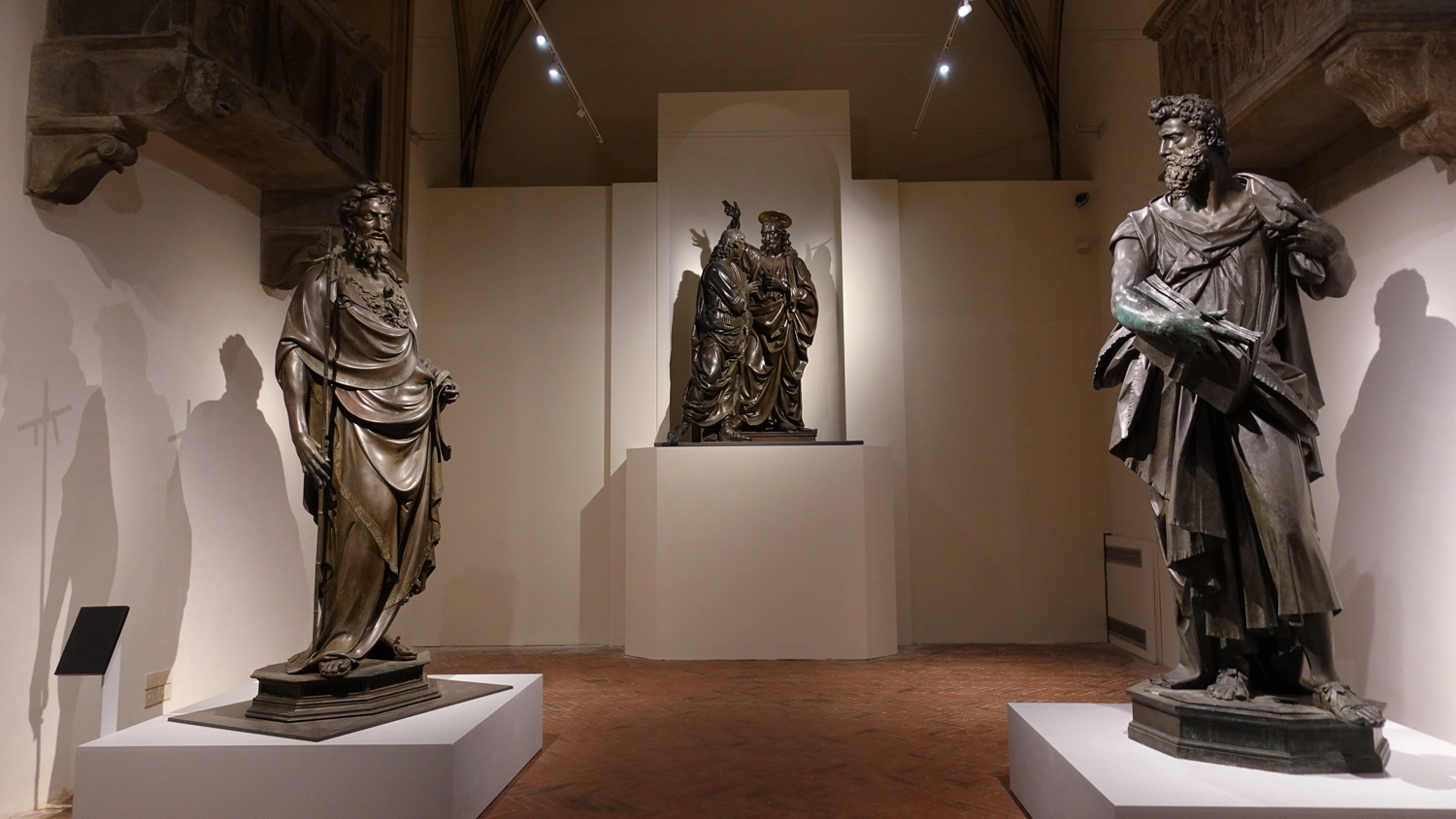 Le tre statue in mostra