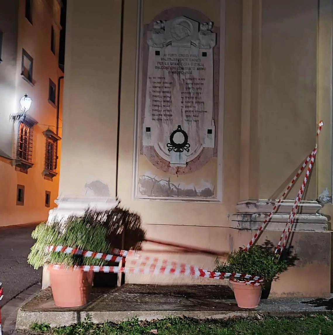 A rischio la lapide in omaggio ai caduti sulla facciata della chiesa