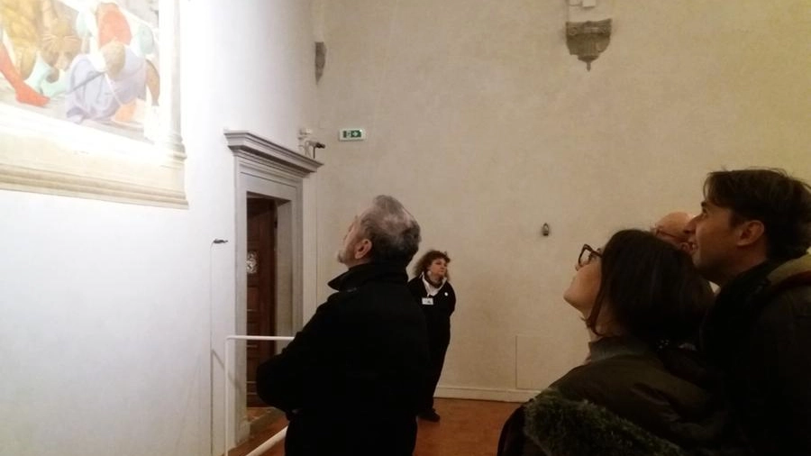 Turisti davanti alla Resurrezione di Piero al museo civico di Sansepolcro 