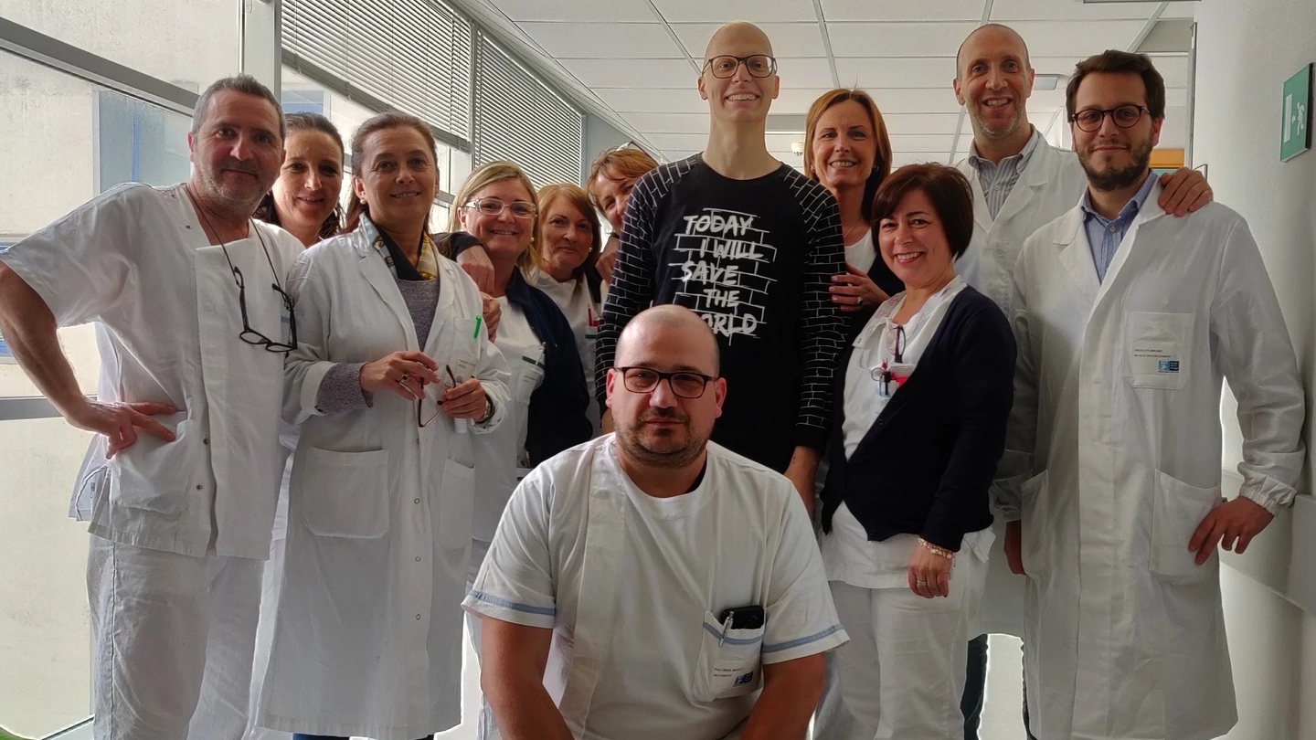 Il paziente Mirko, il primario di chirurgia Marco Arganini e tutta l’équipe medica