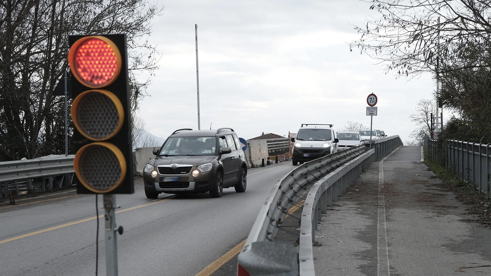 Ponte, resta il divieto  per i  mezzi pesanti