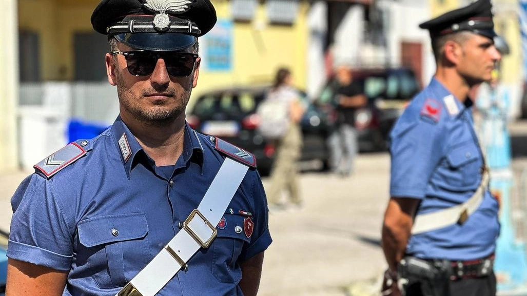 I ladri di zaini in azione. Inseguimento in negozio. Uno dei due viene fermato I ladri di zaini in azione. Inseguimento in negozio. Uno dei due viene fermato