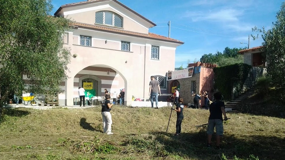I volontari di Libera impegnati nella pulizia dei terreni intorno alla villa di via Ghigliolo per sollecitare l’assegnazione del bene confiscato