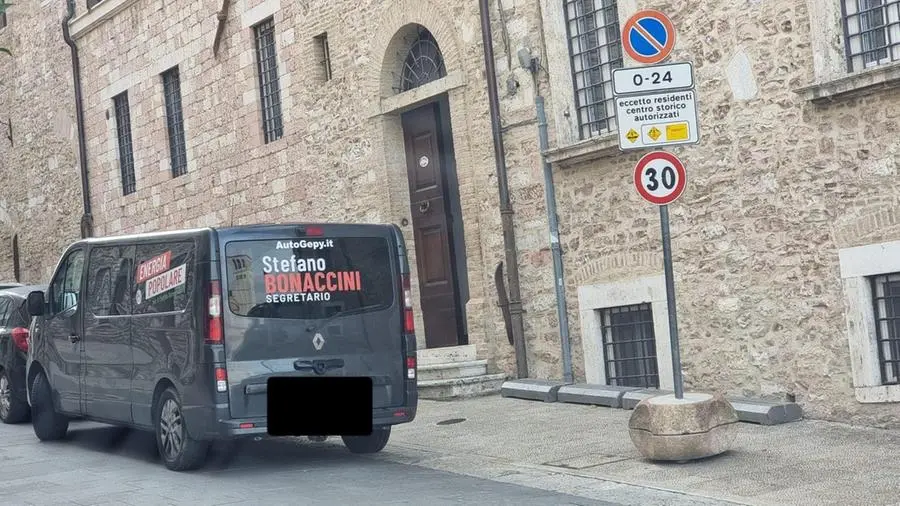 Bonaccini ad Assisi, scoppia la polemica per un divieto di sosta. E lo staff si scusa